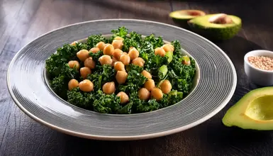 Salade de chou frisé aux pois chiches et avocat